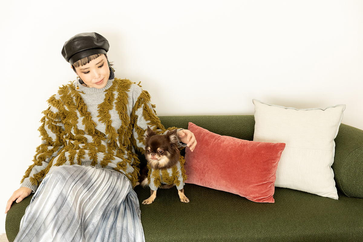 お揃いの服を着た犬と人